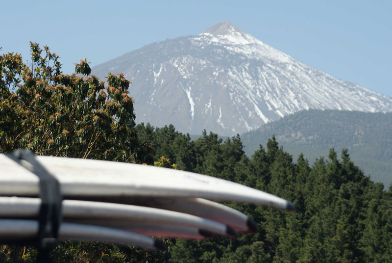 Surfplanken met de berg Teide op de achtergrond op Tenerife.