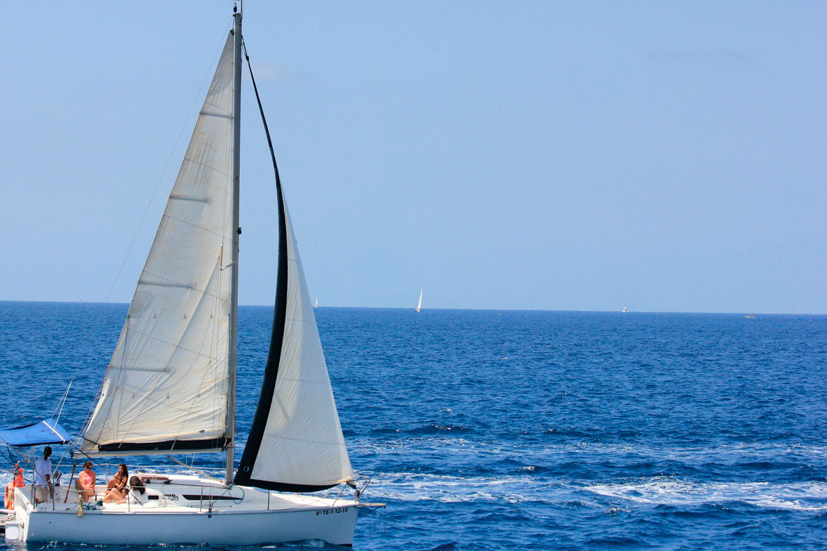 Zeilboot die op zee bij Tenerife vaart.