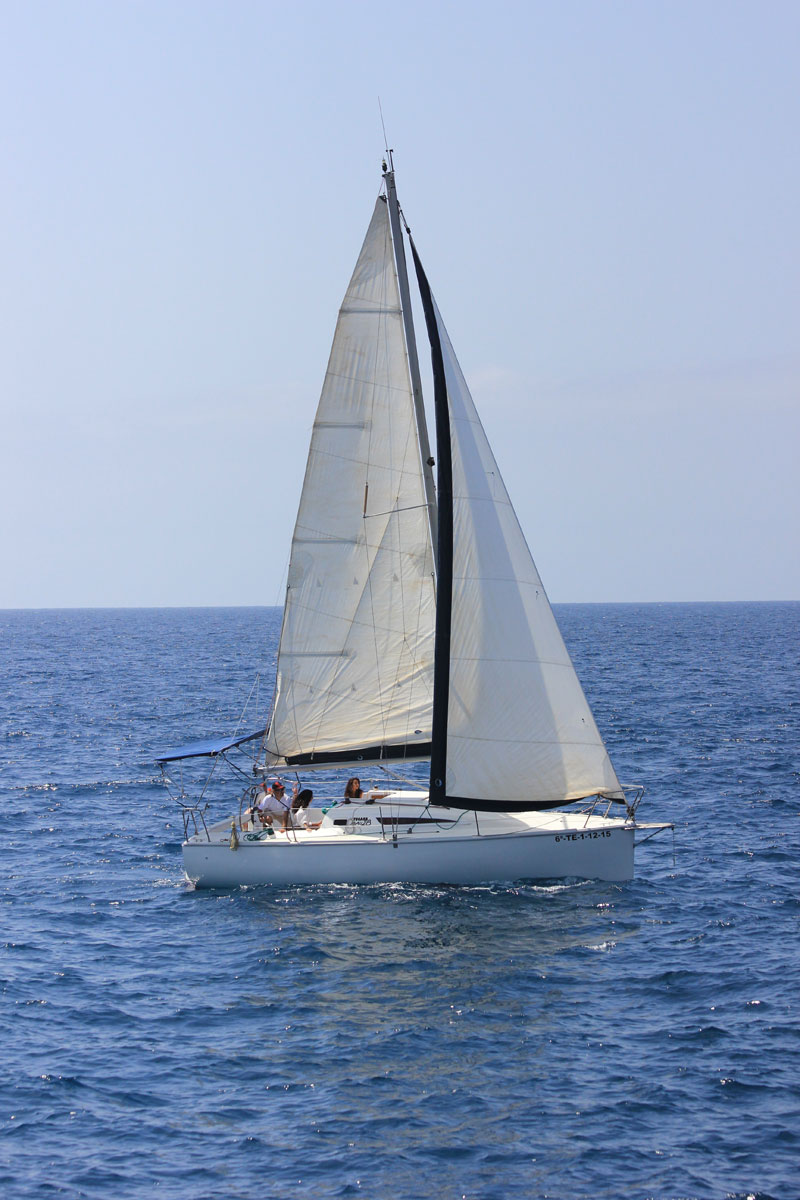 Zeilboot die op zee bij Tenerife vaart.