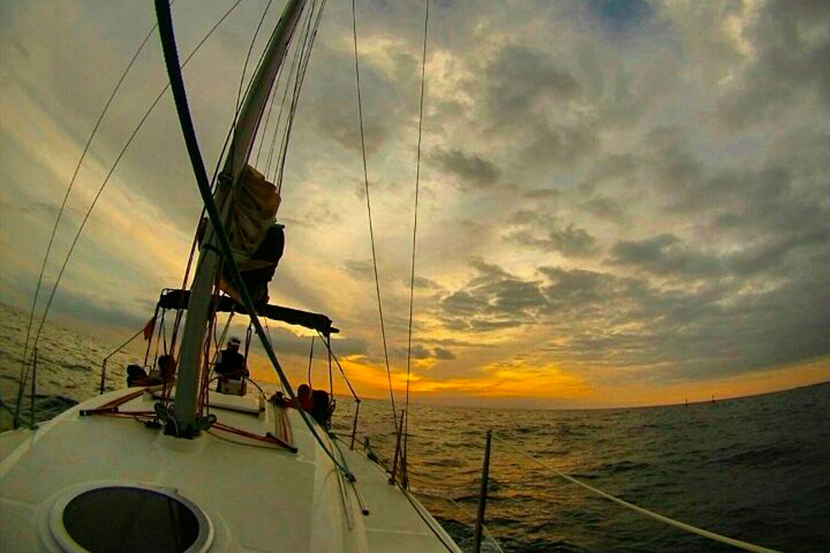 Varen bij zonsondergang op zee bij Tenerife.