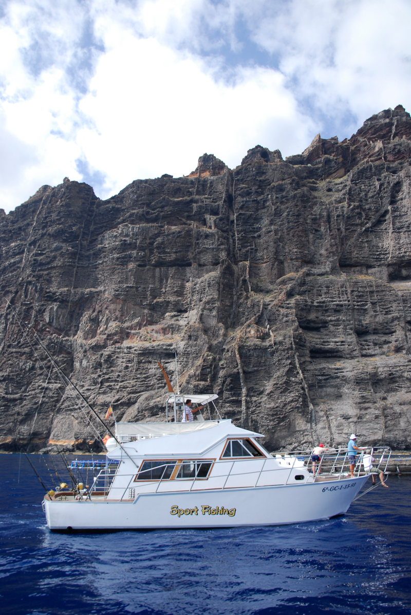 Sportvissersboot voor de kliffen van Los Gigantes, Tenerife.