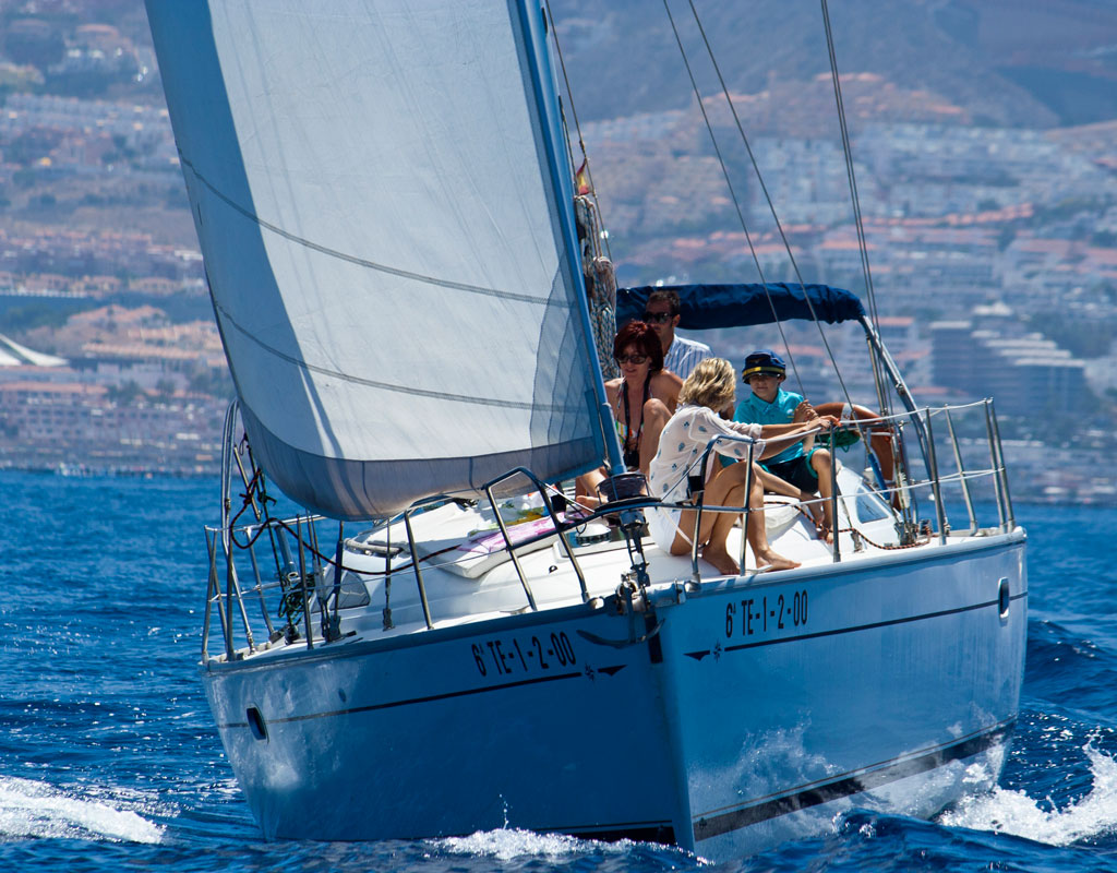 Mensen die op een zeilboot varen voor de kust van Tenerife.