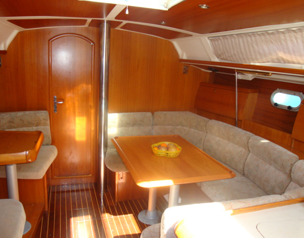 Interieur van een jacht met houten tafel en gevoerde stoelen op Tenerife.