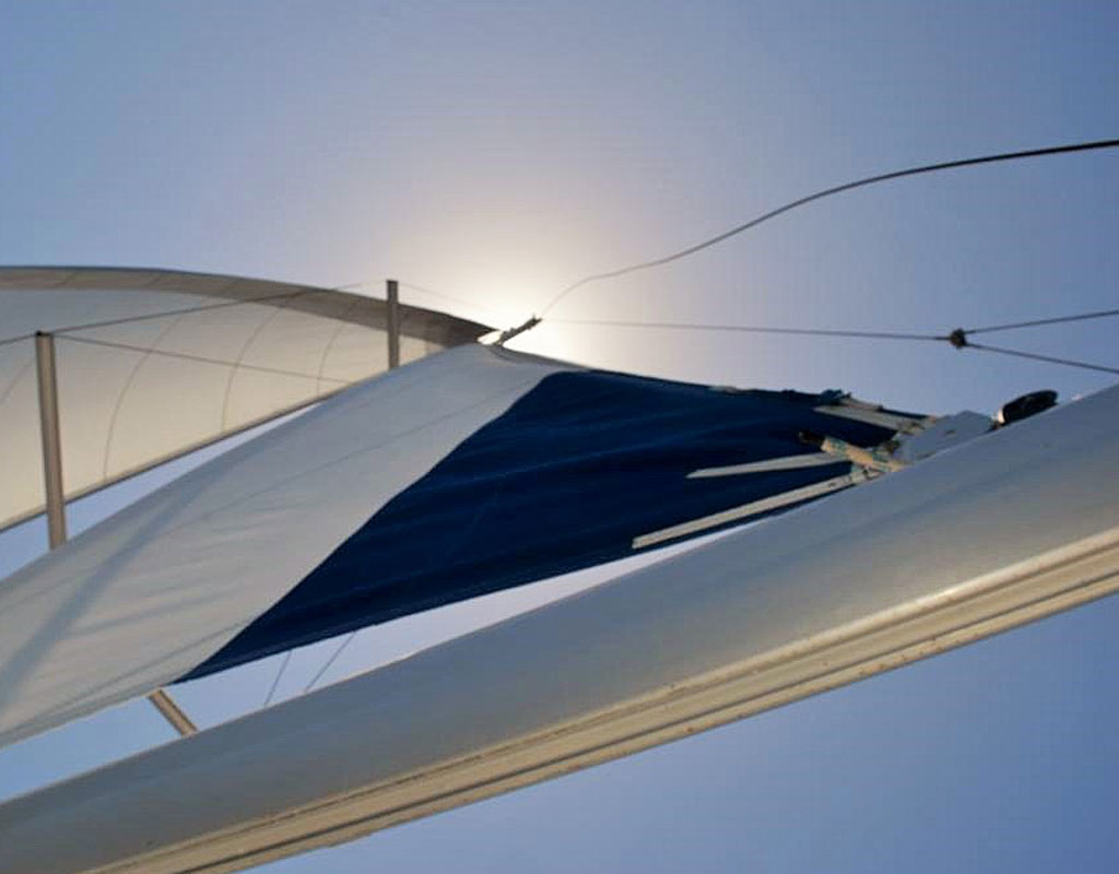 Bootzeilen varen in de heldere lucht van Tenerife.