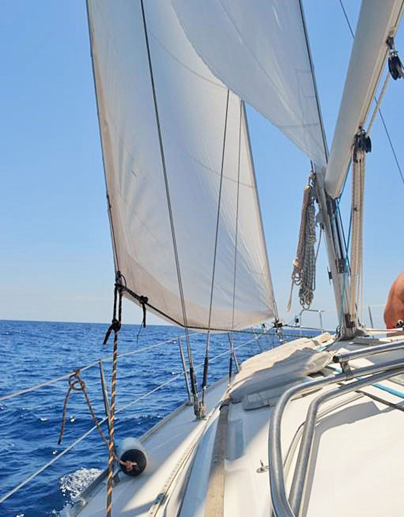Zeilen op een zeilboot op zee bij Tenerife met heldere luchten.