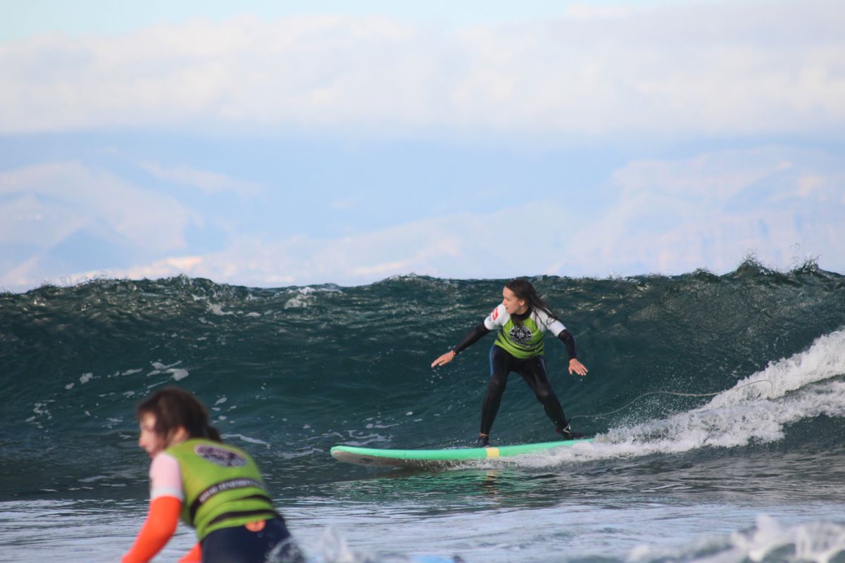 Surfers in actie op golven op Tenerife.