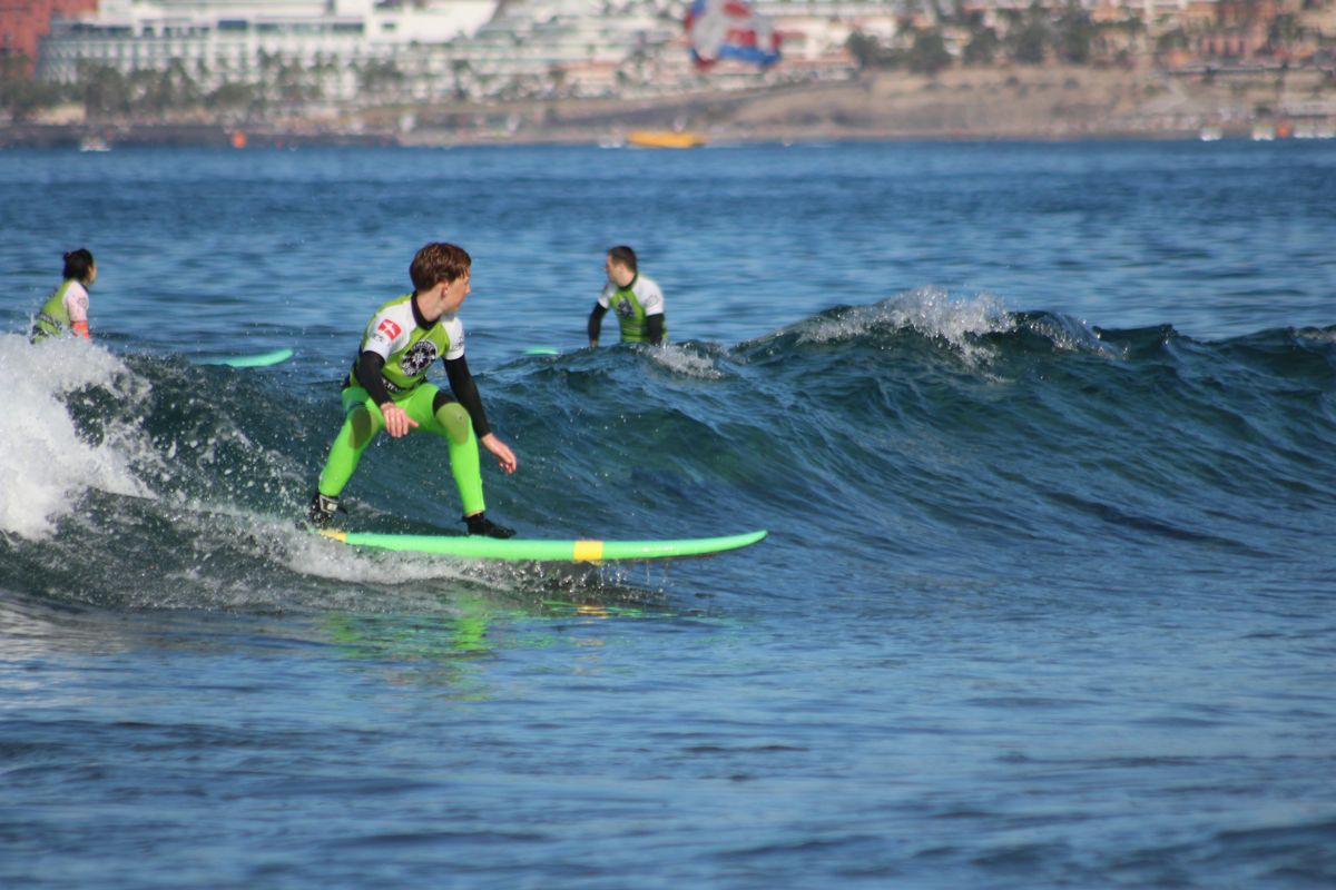 Surfer in actie op een golf op de stranden van Tenerife.