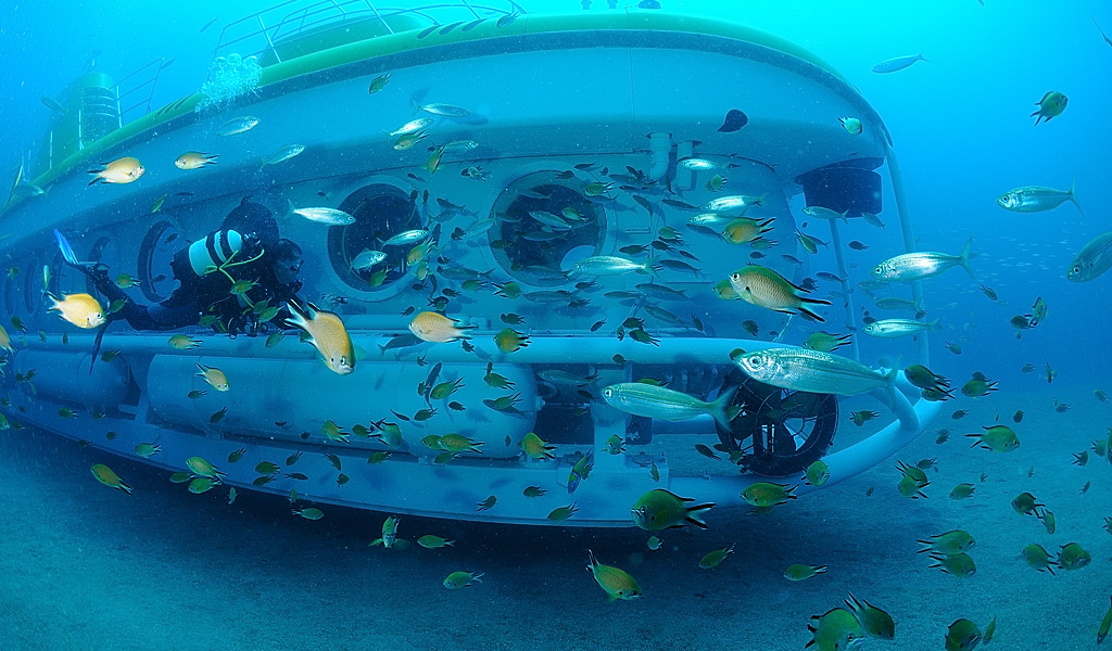 Onderzeeër omringd door vissen en duikers op de zeebodem van Tenerife.
