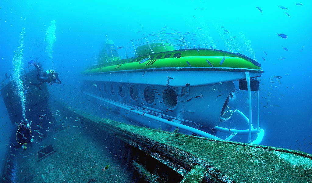 Duikers en duikers in de wateren van Tenerife.