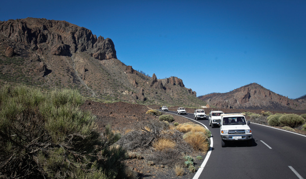 Karavaan auto's op weg naar de berg Teide, Tenerife, omringd door bergen.