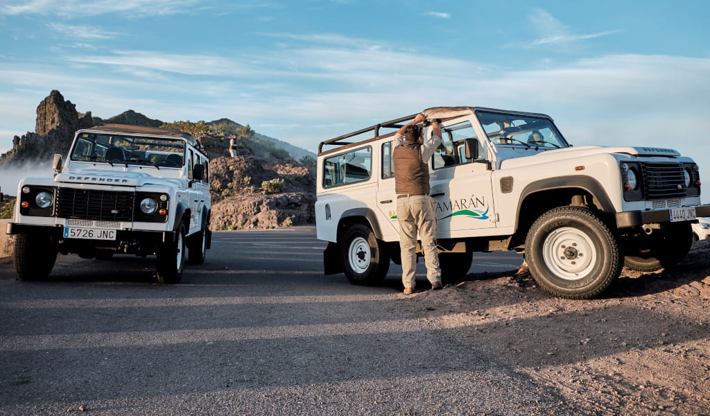 Tamaran terreinvoertuigen geparkeerd in het bergachtige landschap van Tenerife.