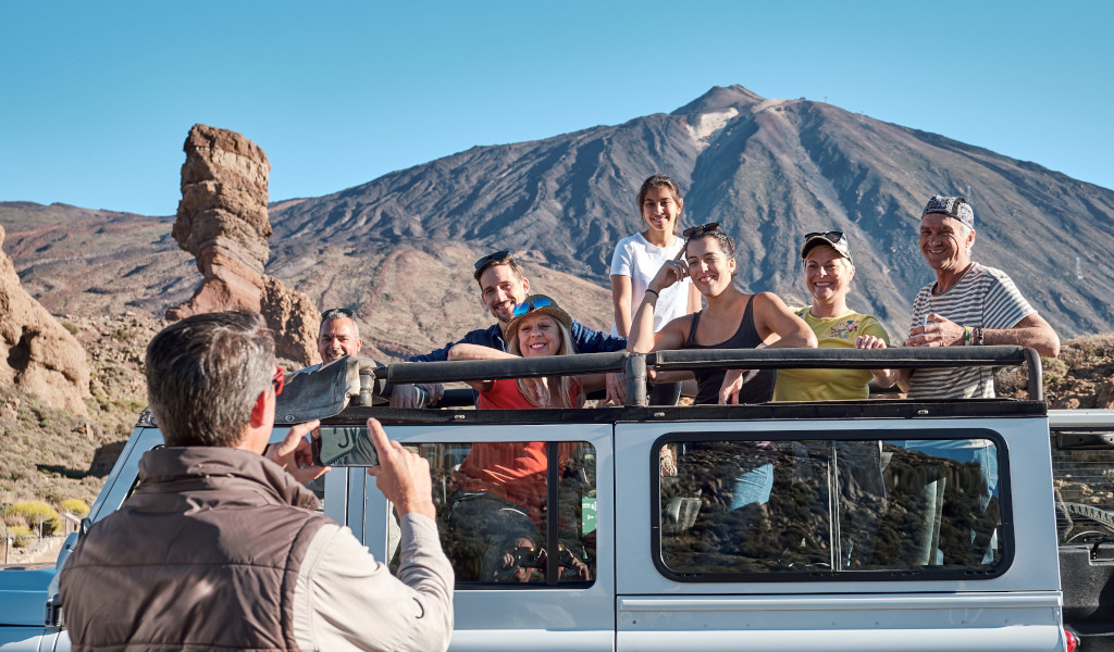 Groep mensen in een jeep voor de berg Teide op Tenerife.
