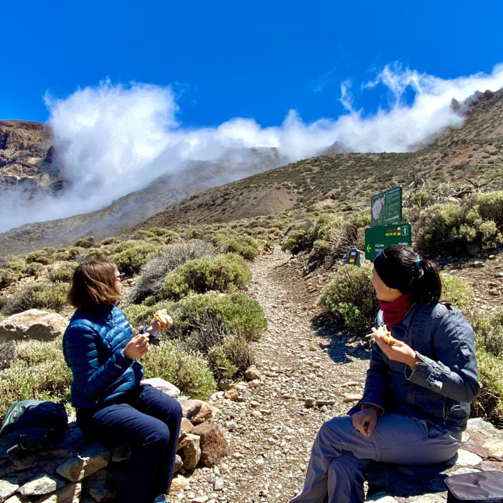 Mensen zitten te eten op een pad in Nationaal Park Teide, Tenerife.