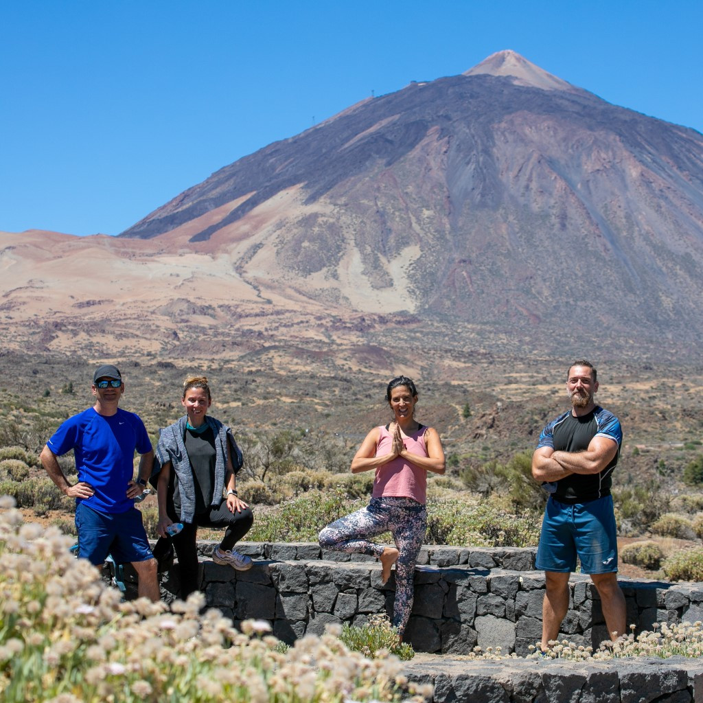 Vier mensen poseren in het Nationaal Park Teide, Tenerife.
