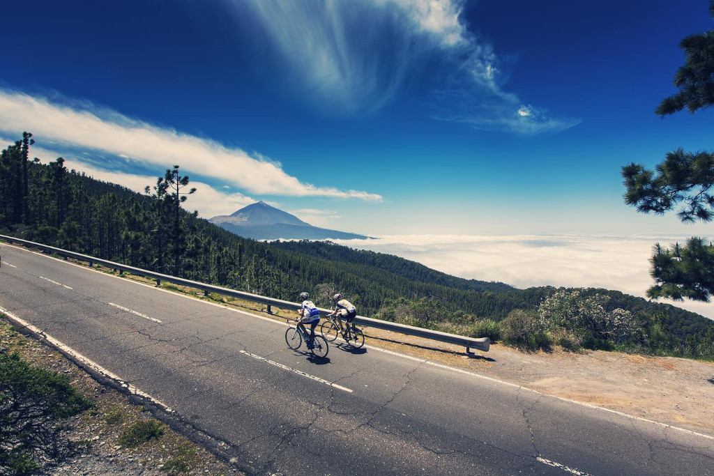 Fietsers op de weg met uitzicht op de berg Teide op Tenerife.