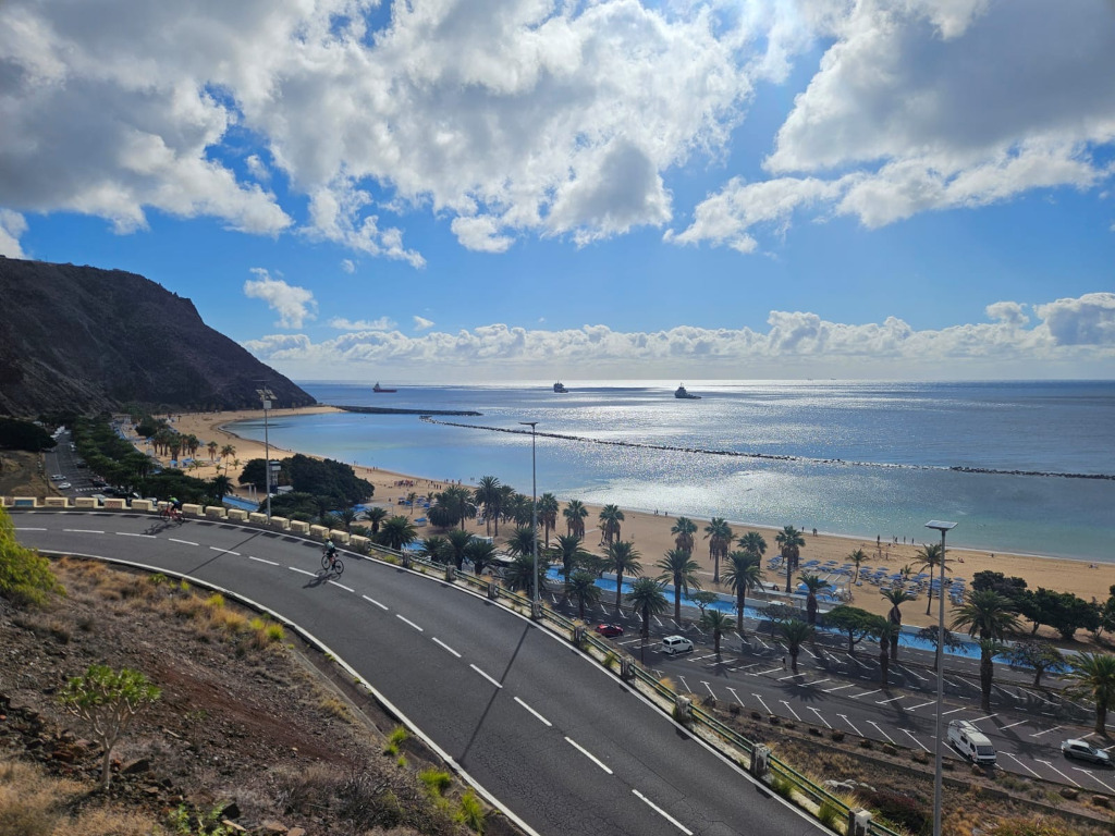 Las Teresitas strand op Tenerife met fietsers op de weg en uitzicht op zee.