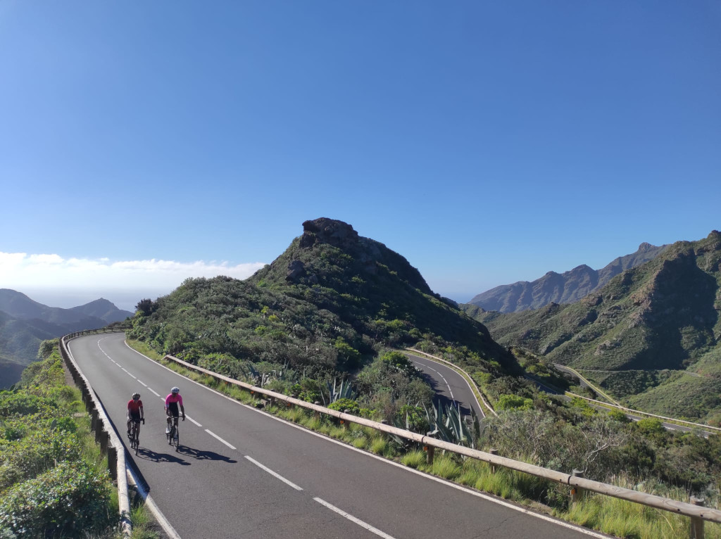 Twee fietsers rijden over een kronkelende weg in de bergen van Tenerife.