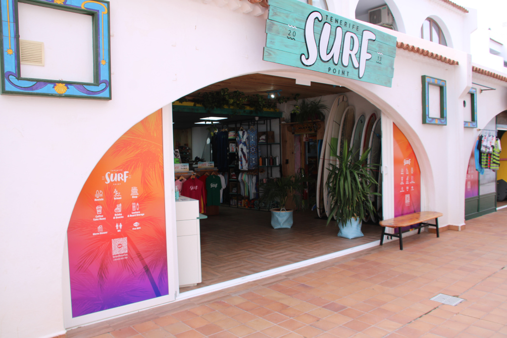 Surfshop Tenerife met boards en kleding tentoongesteld.