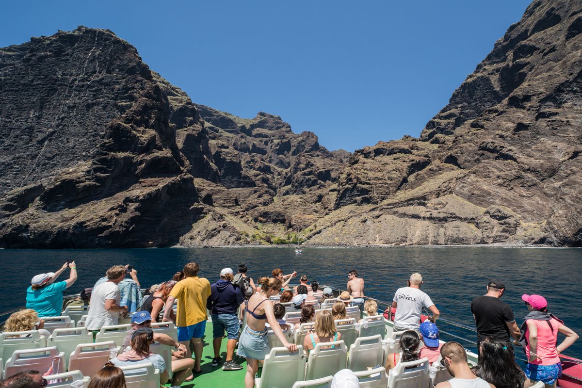 Mensen op een boot die naar de kliffen van Los Gigantes op Tenerife kijken.