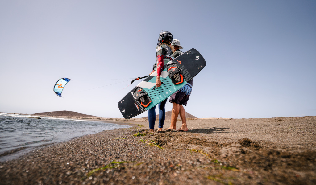 Mensen die zich klaarmaken om te kitesurfen in El Médano, Tenerife.
