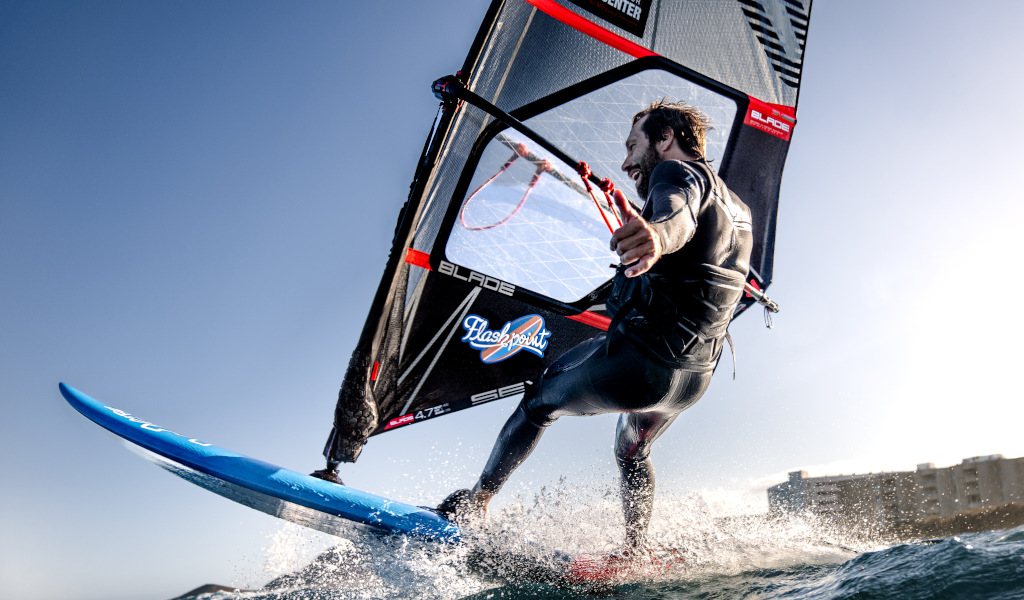 Persoon die windsurft aan de kust van Tenerife.