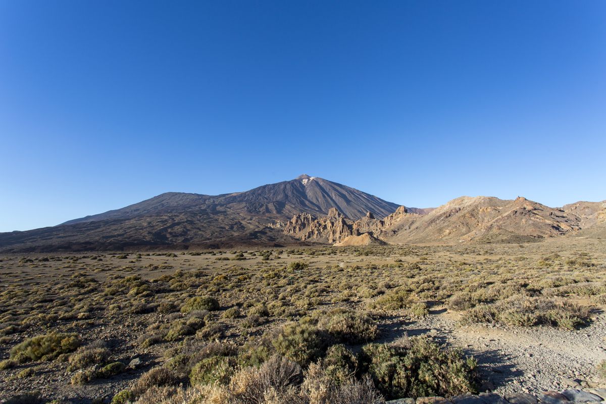 Landschap van de berg Teide op Tenerife met heldere luchten en bergachtig terrein.