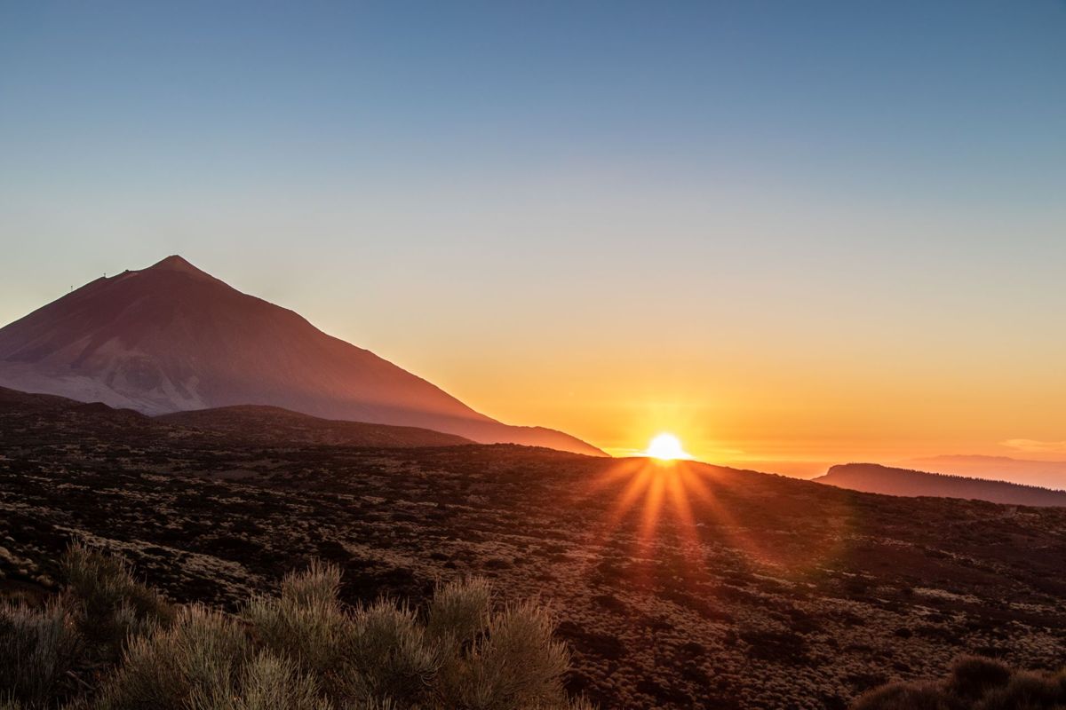 Zonsopgang op de berg Teide, Tenerife, met de zon die achter de horizon vandaan piept.