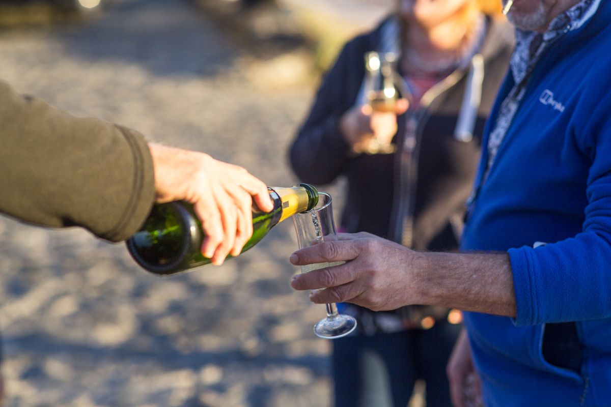 Champagne schenken in een glas op het strand op Tenerife.