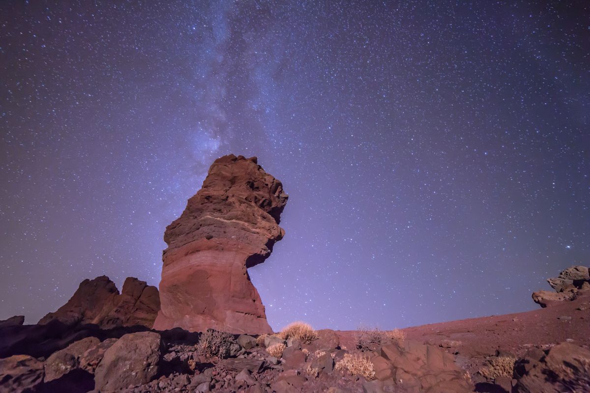 Sterrenhemel boven de berg Teide op Tenerife met opvallende rotsformaties.