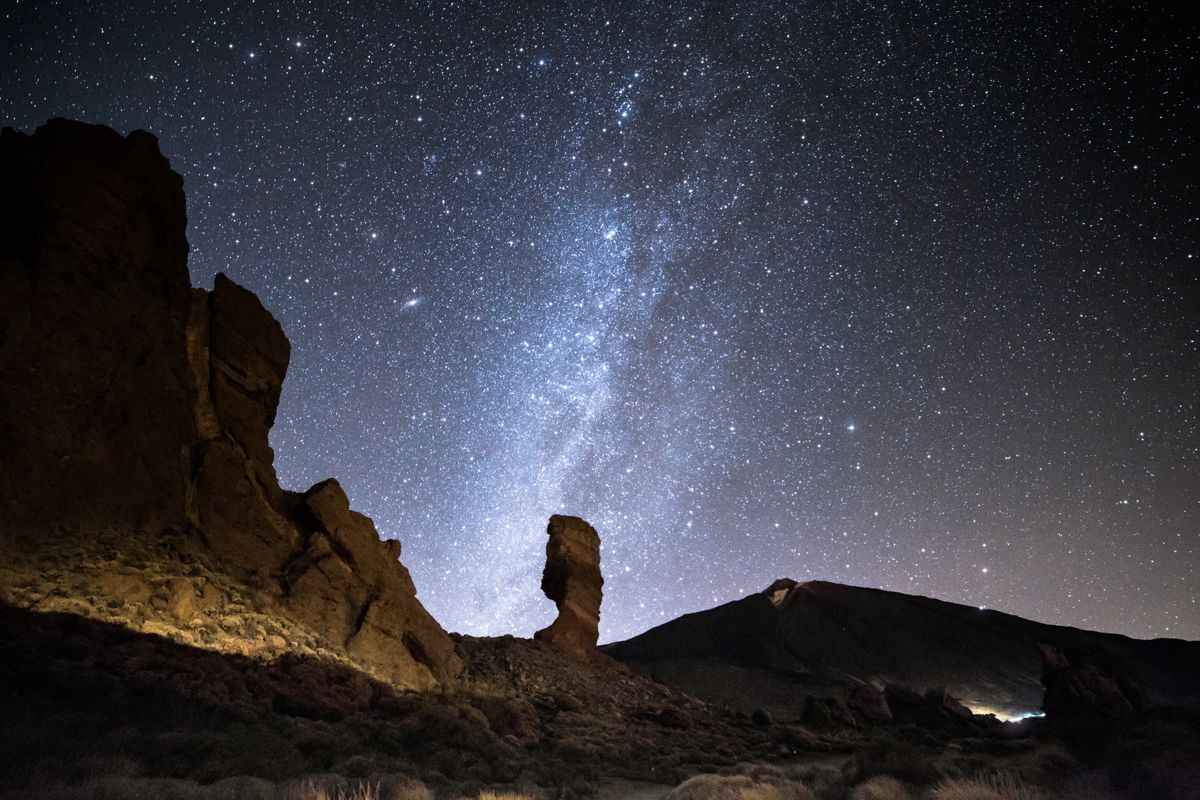 Sterrenhemel boven het landschap van de berg Teide op Tenerife.