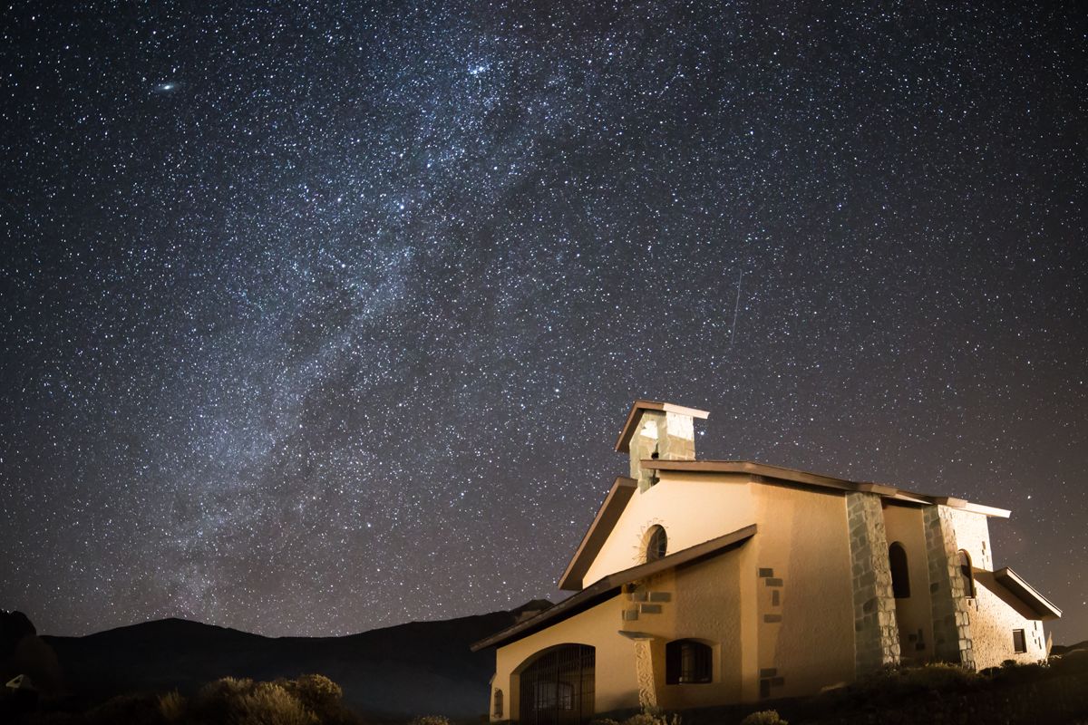 Sterrenhemel boven een huis op Tenerife.