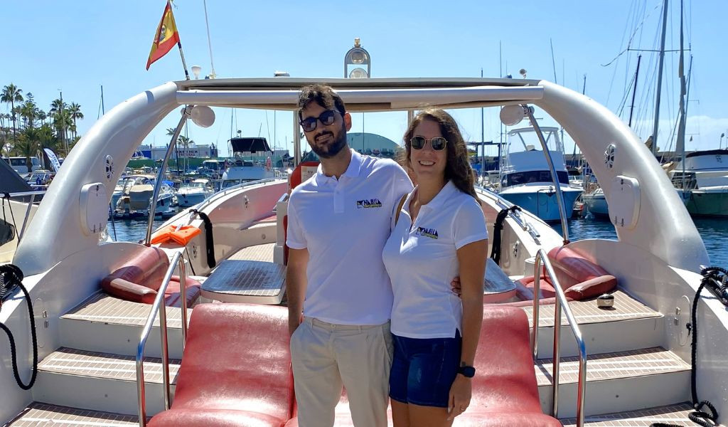 Stel op een jacht in een jachthaven op Tenerife.