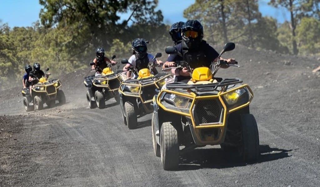 Mensen die met offroadvoertuigen rijden op een zandweg op Tenerife.