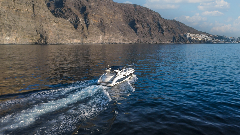 Boot die vaart bij de kliffen van Los Gigantes op Tenerife.