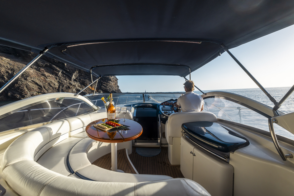 Cruise langs de kust van Tenerife met uitzicht op zee en een fles wijn.