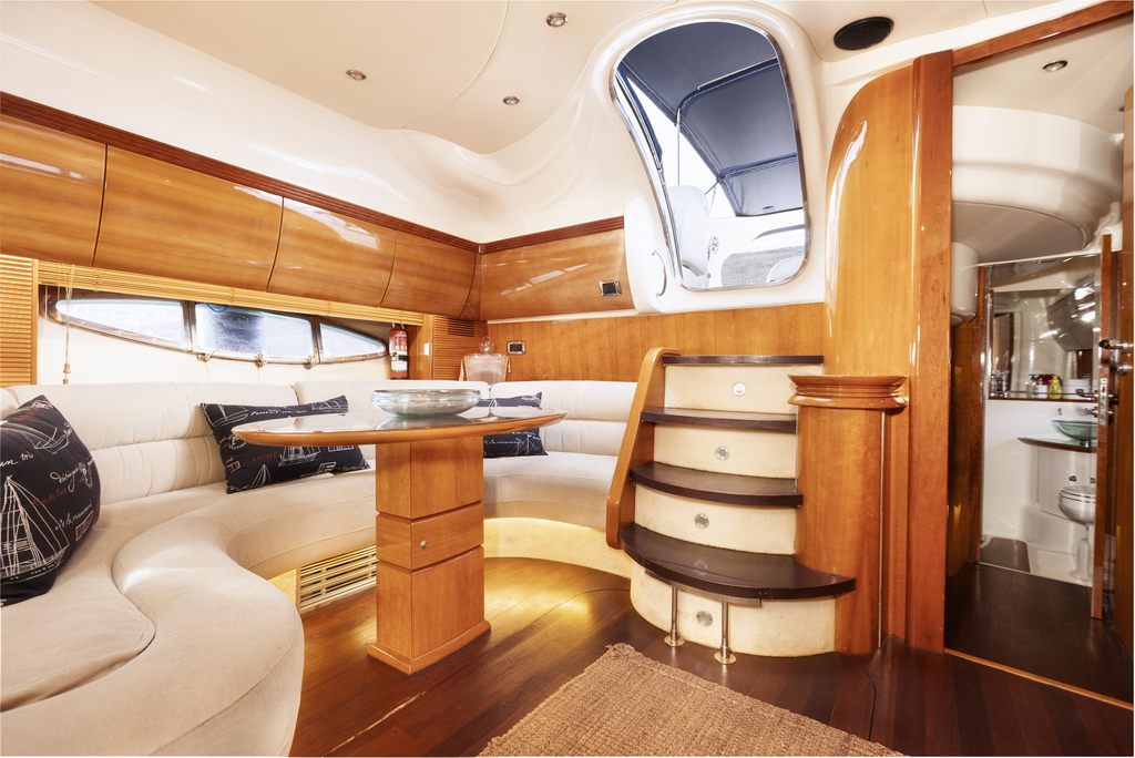 Interieur van een jacht op Tenerife met ladder en rustplaats.