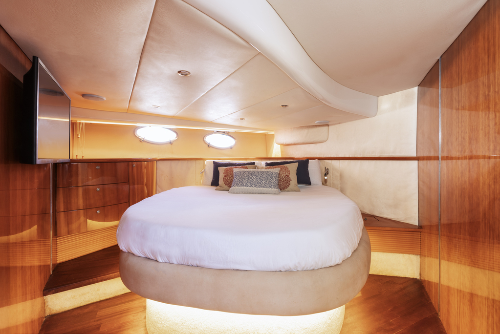 Bed met kussens in de jachtkamer op Tenerife.