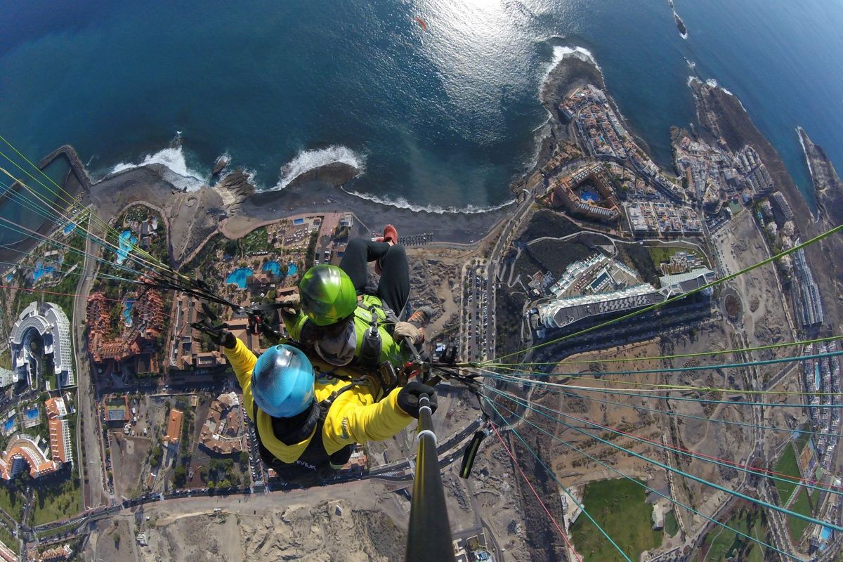 Paragliden boven Costa Adeje op Tenerife met uitzicht op de oceaan en de kust.