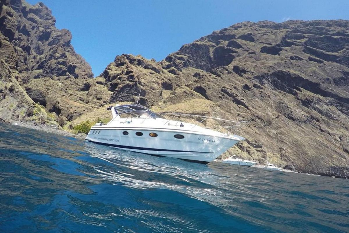 Boot voor anker voor de kliffen op Tenerife.