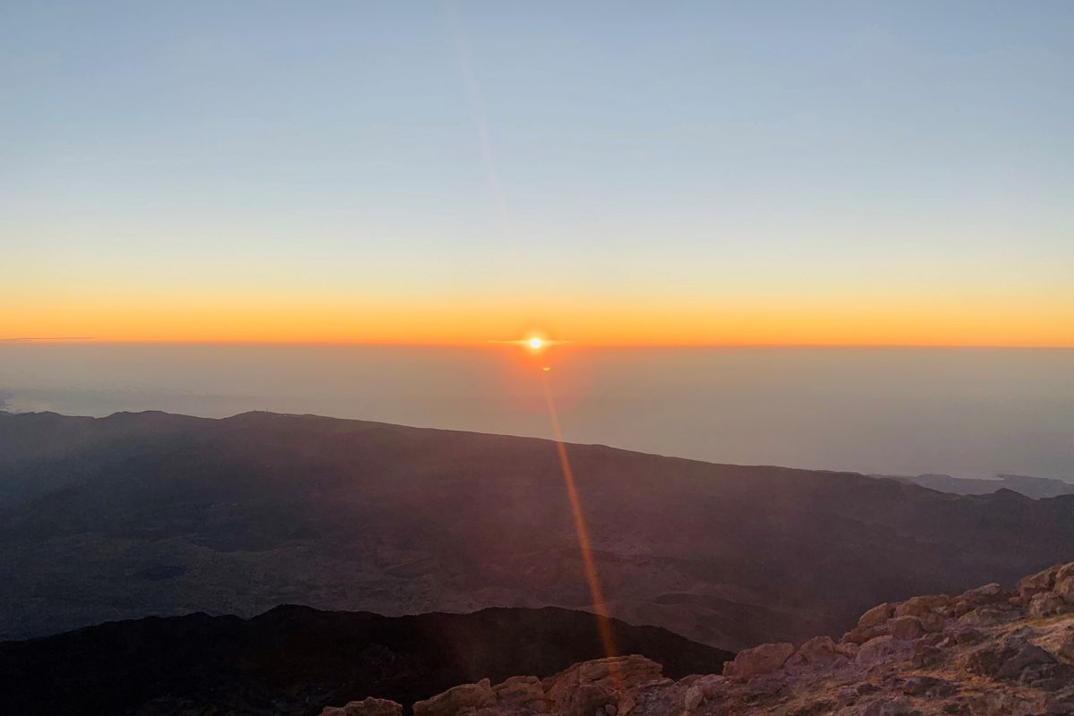 Zonsopgang boven het Nationaal Park Teide, Tenerife.