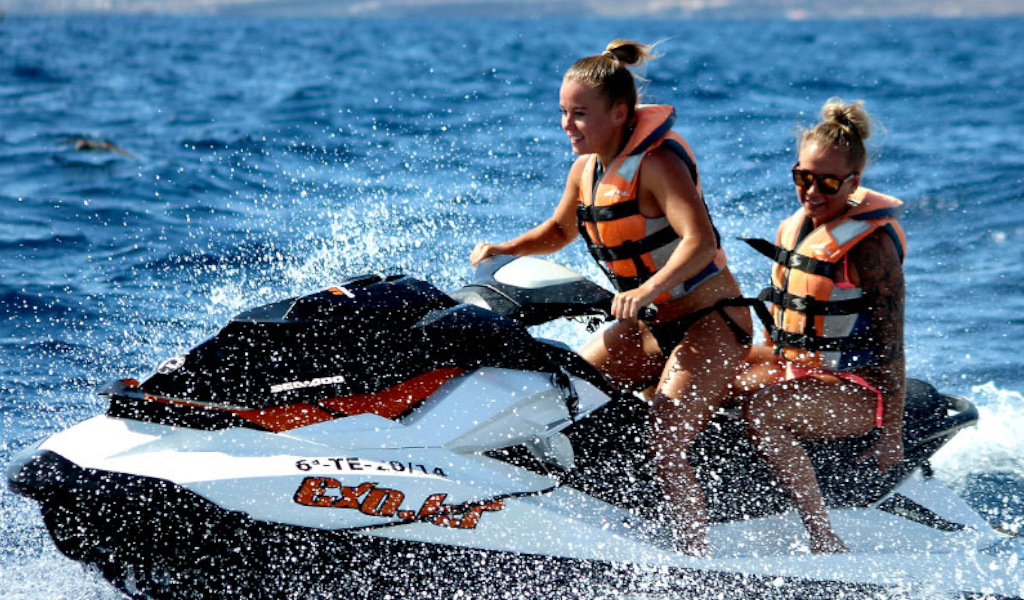 Mensen op jetski op zee bij Tenerife.