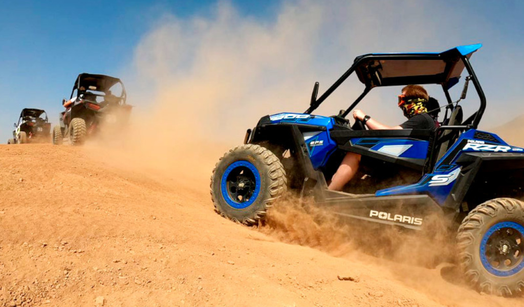 Polaris RZR terreinvoertuigen op onverharde wegen op Tenerife.