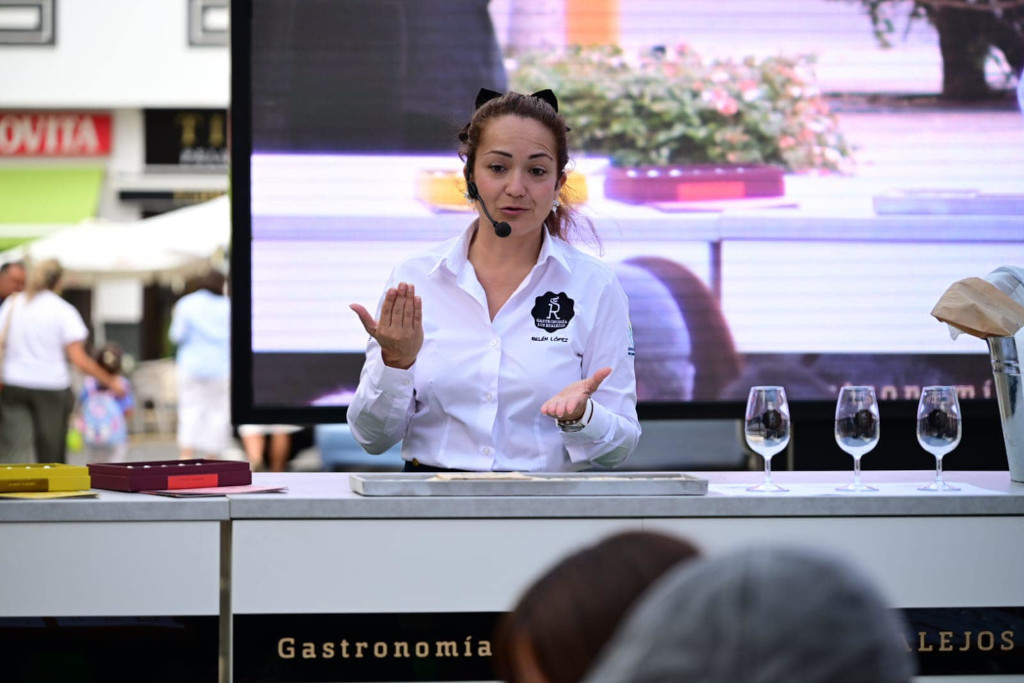 Persoon die een culinaire demonstratie geeft op een gastronomie-evenement in Los Realejos.