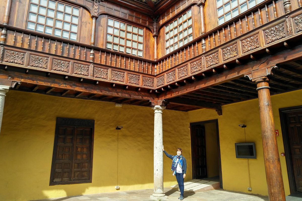 Binnenplaats met zuilen en gesneden hout in San Cristóbal de La Laguna, Tenerife.