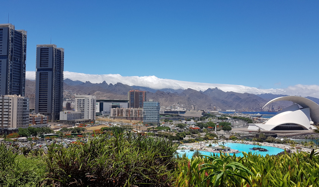 Uitzicht op Santa Cruz de Tenerife met het Auditorio de Tenerife en wolkenkrabbers op de achtergrond.
