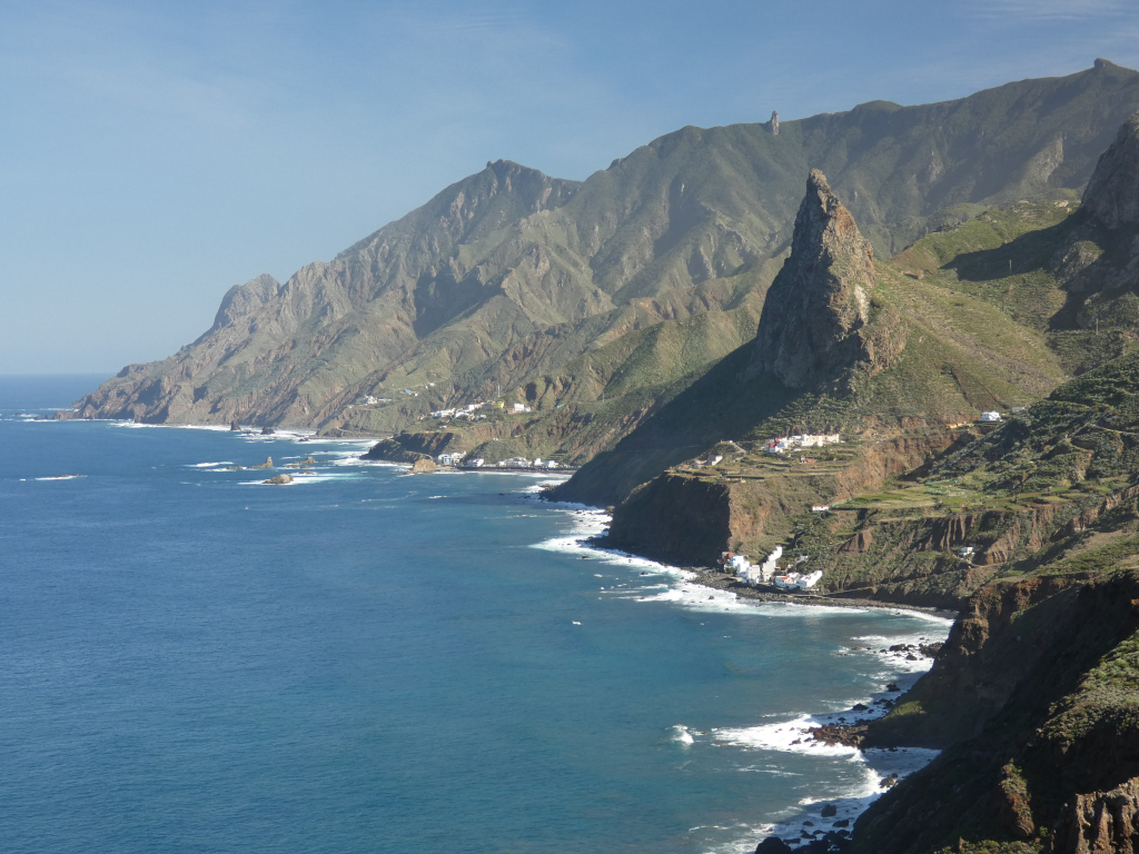 De bergachtige kustlijn van Tenerife met blauw water en groene kliffen.