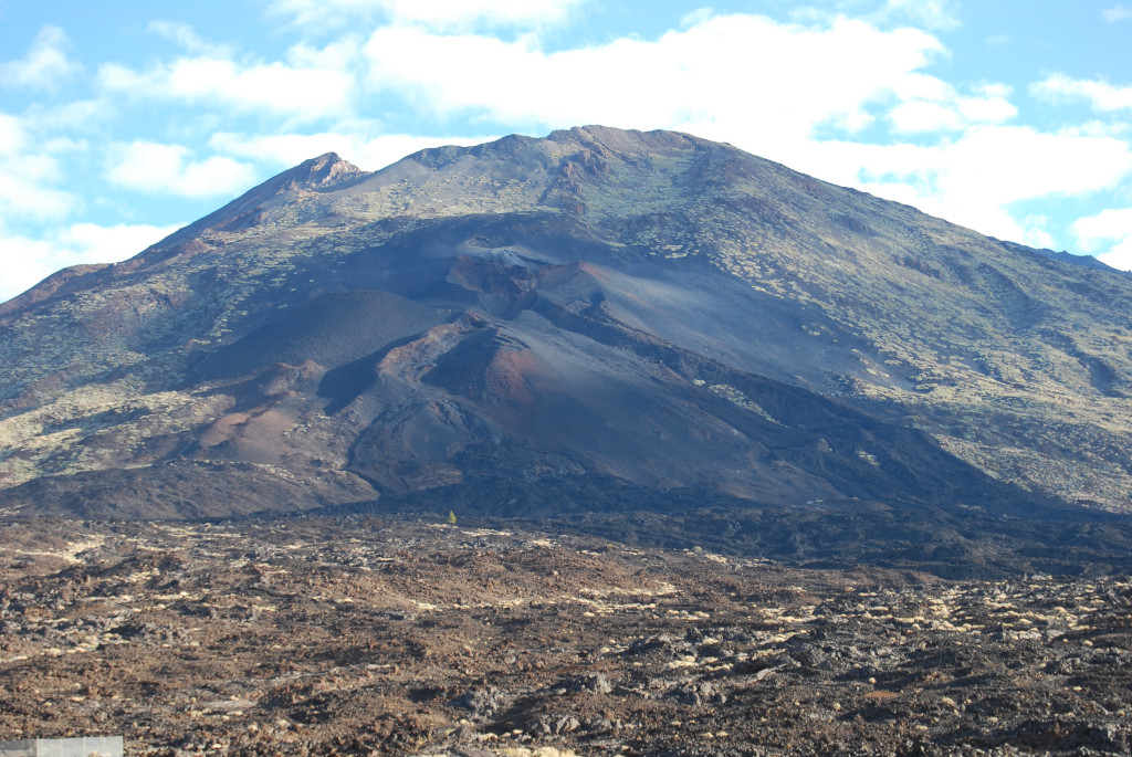 Teide-top op Tenerife, vulkanisch landschap en blauwe lucht.