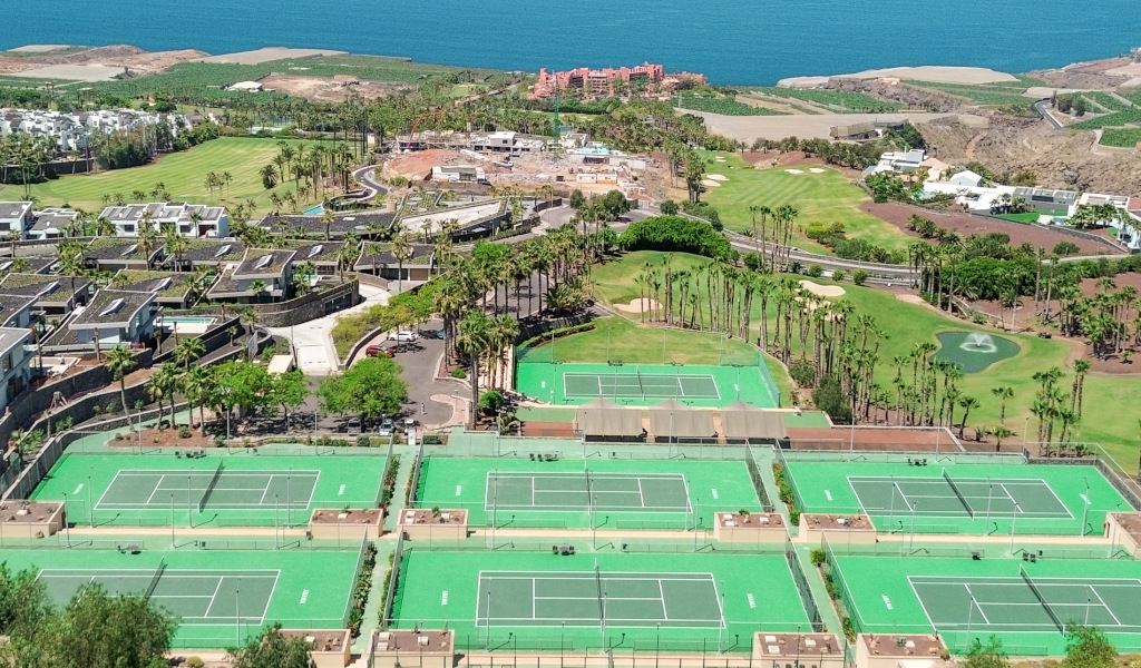 Luchtfoto van tennisbanen en golfbaan op Tenerife aan zee.