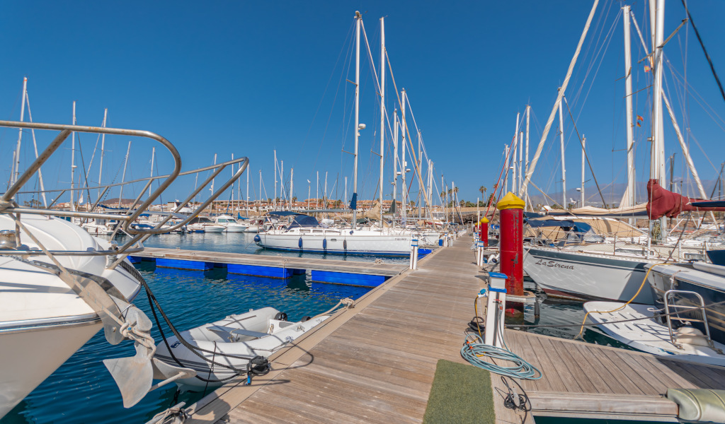 Aanlegsteiger met zeilboten aangemeerd in de haven van Las Galletas, Tenerife.