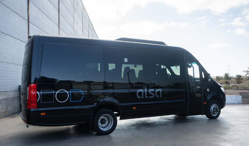 Alsa zwarte minibus geparkeerd op Tenerife.